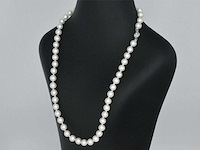 Parelsnoer met witgouden sluiting en diamant