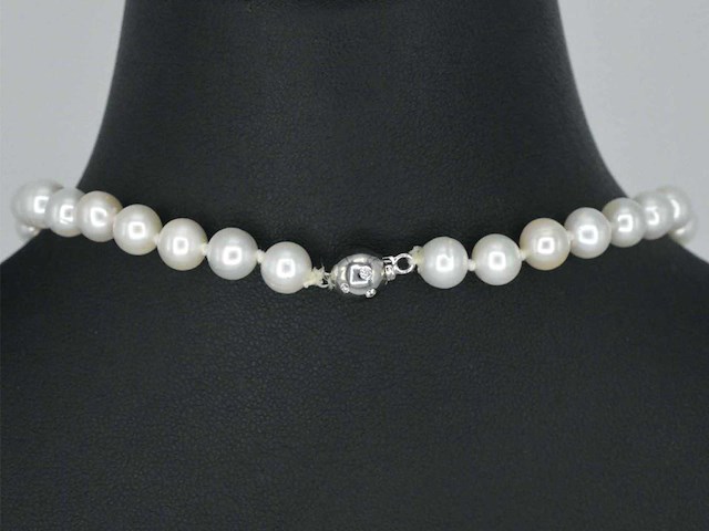 Parelsnoer met witgouden sluiting en diamant - afbeelding 7 van  10