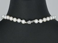Parelsnoer met witgouden sluiting en diamant - afbeelding 7 van  10