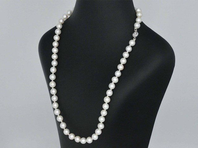 Parelsnoer met witgouden sluiting met diamant - afbeelding 1 van  11