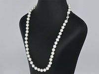 Parelsnoer met witgouden sluiting met diamant - afbeelding 1 van  11