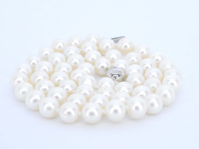 Parelsnoer met witgouden sluiting met diamant - afbeelding 8 van  11