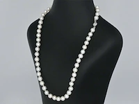 Parelsnoer met witgouden sluiting met diamant