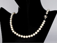 Parelsnoer met zilveren sluiting - afbeelding 1 van  9