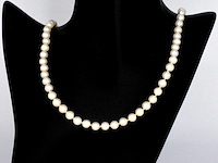 Parelsnoer met zilveren sluiting - afbeelding 2 van  9