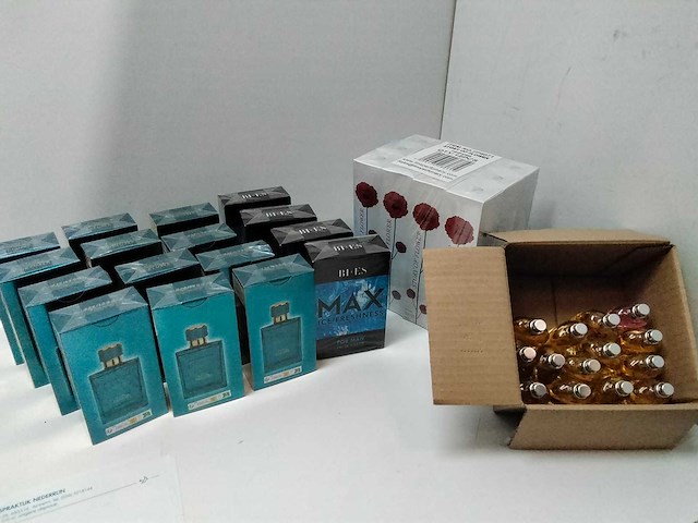 Parfum flessen en 15 test flesjes (28x) - afbeelding 1 van  6