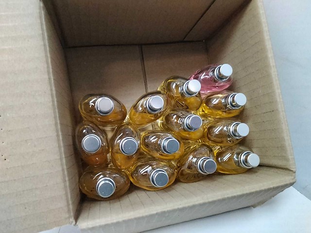 Parfum flessen en 15 test flesjes (28x) - afbeelding 4 van  6