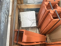 Parij - la escandella - diverse hulpstukken dakpannen - dakmateriaal - afbeelding 2 van  2