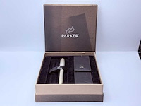 Parker fifth urban premium pearl metal ct vulpen - afbeelding 2 van  7