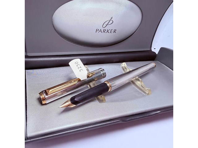 Parker guilloche vulpen met goldfilled frills en zilverkeurmerk - afbeelding 1 van  7