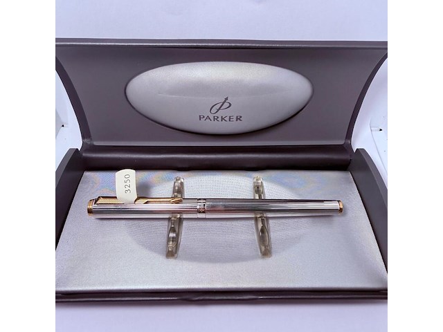 Parker guilloche vulpen met goldfilled frills en zilverkeurmerk - afbeelding 2 van  7