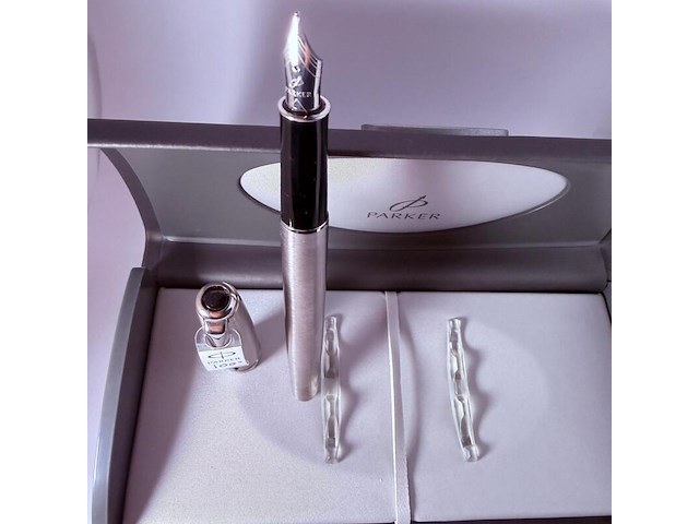 Parker sonnet vulpen 18kt gp nib - brushed steel + zwarte onyx dop - afbeelding 2 van  6