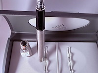 Parker sonnet vulpen 18kt gp nib - brushed steel + zwarte onyx dop - afbeelding 2 van  6