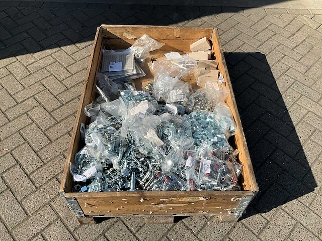 Partij - bouw- en bevestigingsmateriaal - afbeelding 1 van  14