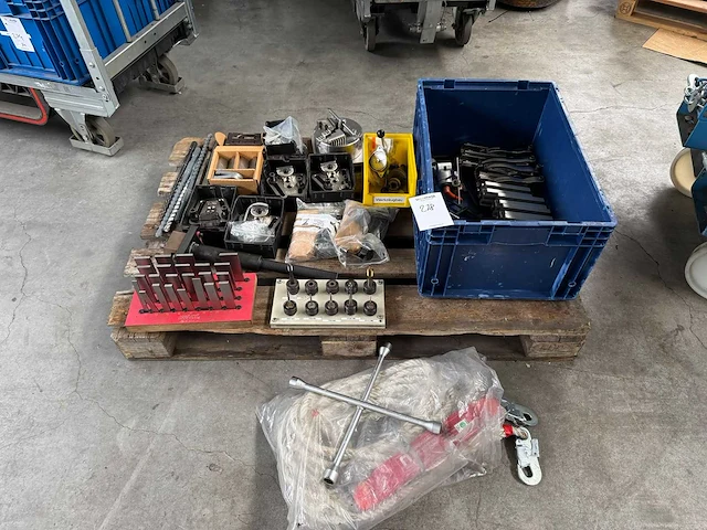 Partij - freesbank toebehoren - divers gereedschap - afbeelding 1 van  12