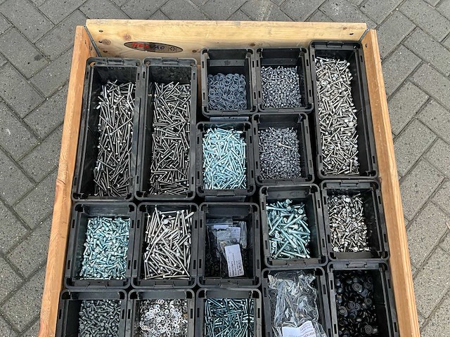 Partij - würth - bouten - moeren en bevestigingsmaterialen - afbeelding 1 van  29