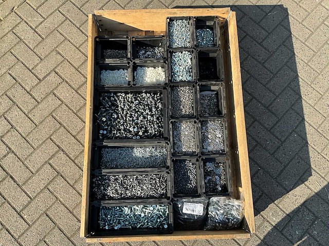 Partij - würth - bouten - moeren en bevestigingsmaterialen - afbeelding 1 van  17