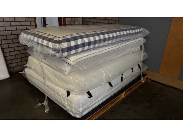 Partij 1 - mtf matras retouren - afbeelding 1 van  15