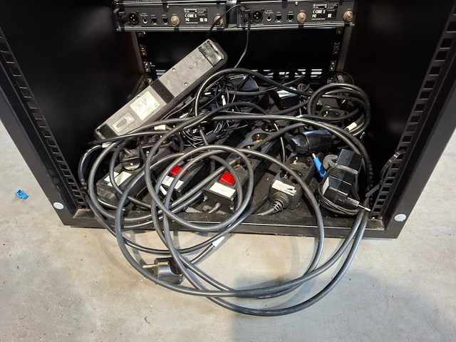 Partij 19 inch racks met proffesionele av apparatuur, blackmagic, extron, sennheiser - afbeelding 2 van  14