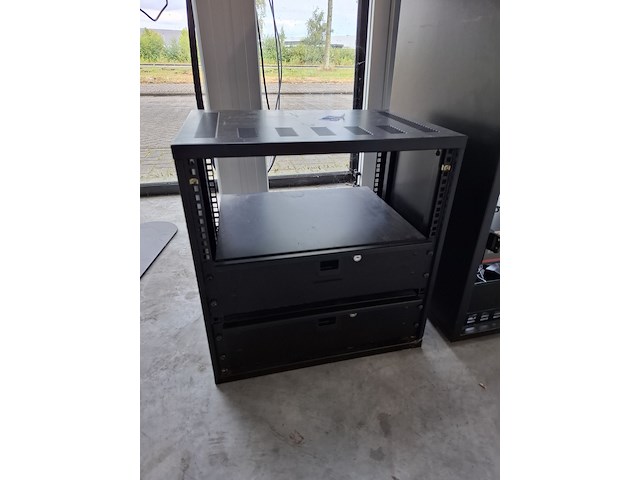 Partij 19 inch racks met proffesionele av apparatuur, blackmagic, extron, sennheiser - afbeelding 5 van  14