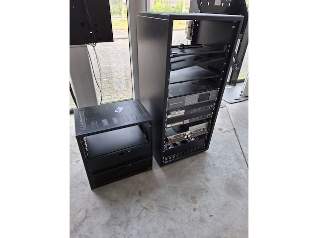 Partij 19 inch racks met proffesionele av apparatuur, blackmagic, extron, sennheiser - afbeelding 6 van  14