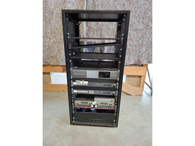 Partij 19 inch racks met proffesionele av apparatuur, blackmagic, extron, sennheiser - afbeelding 1 van  14