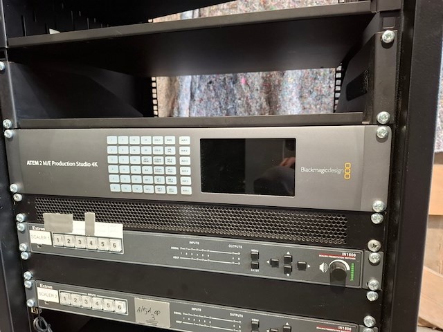 Partij 19 inch racks met proffesionele av apparatuur, blackmagic, extron, sennheiser - afbeelding 7 van  14