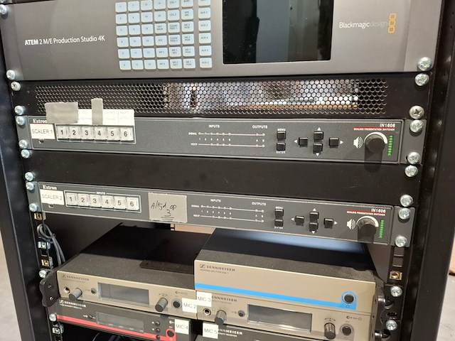 Partij 19 inch racks met proffesionele av apparatuur, blackmagic, extron, sennheiser - afbeelding 9 van  14