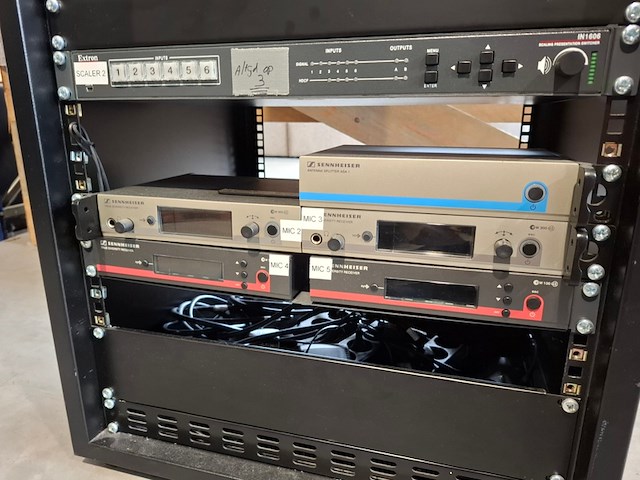Partij 19 inch racks met proffesionele av apparatuur, blackmagic, extron, sennheiser - afbeelding 10 van  14