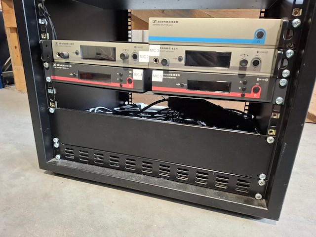 Partij 19 inch racks met proffesionele av apparatuur, blackmagic, extron, sennheiser - afbeelding 11 van  14
