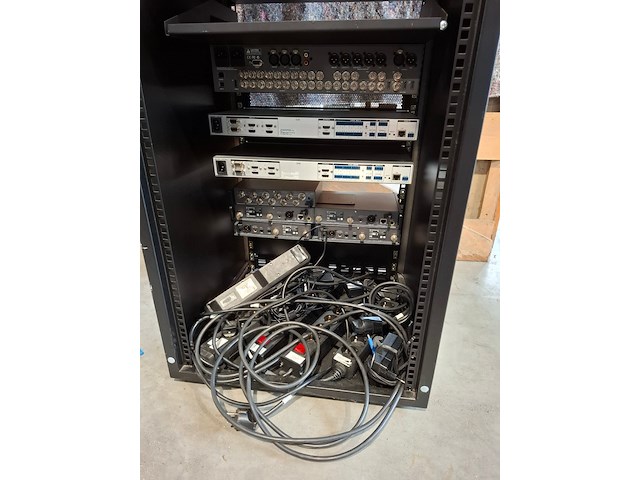 Partij 19 inch racks met proffesionele av apparatuur, blackmagic, extron, sennheiser - afbeelding 12 van  14