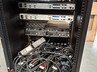 Partij 19 inch racks met proffesionele av apparatuur, blackmagic, extron, sennheiser - afbeelding 12 van  14
