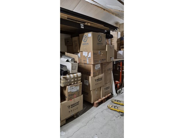 Partij 2 pallets en los spul gebruikt en nieuw aantal 1 partij. - afbeelding 2 van  9