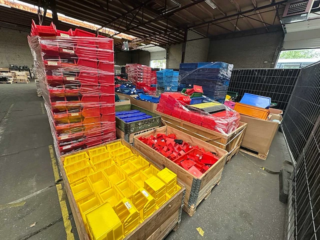 Partij 25+ pallets kunststof magazijnbakken - afbeelding 3 van  5
