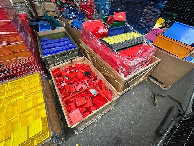 Partij 25+ pallets kunststof magazijnbakken - afbeelding 5 van  5