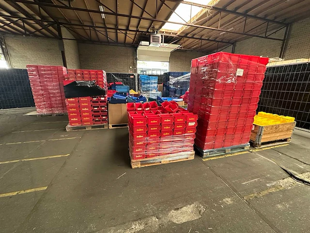 Partij 25+ pallets kunststof magazijnbakken - afbeelding 2 van  5