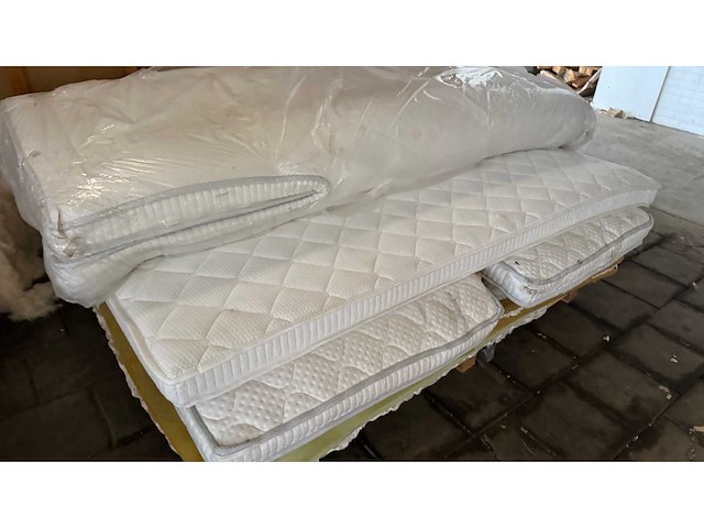 Partij 3 - mtf matras, topper en matraskern retouren - afbeelding 12 van  19