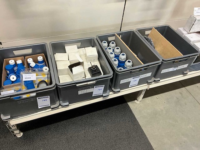 Partij 3-polige stekkers - afbeelding 1 van  9