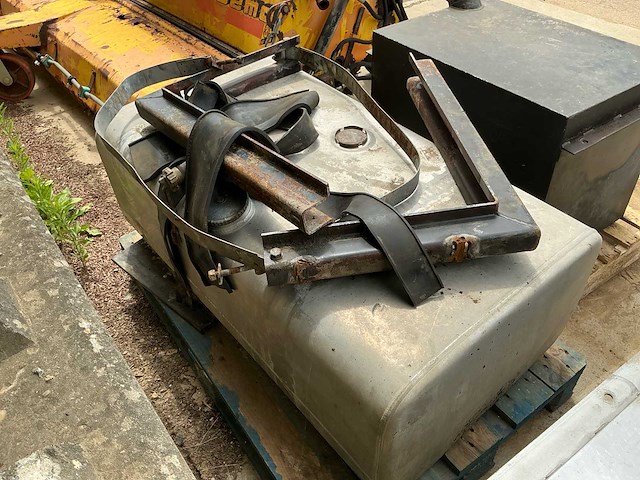 Partij 4 tanks – 3 aluminium watertanks en 1 stalen brandstoftank - afbeelding 2 van  14