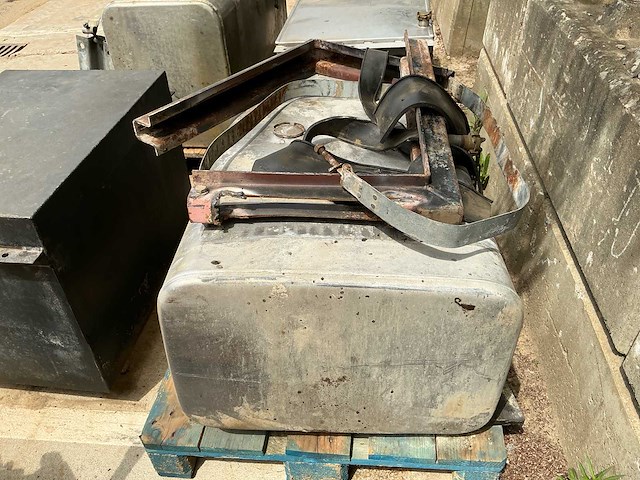 Partij 4 tanks – 3 aluminium watertanks en 1 stalen brandstoftank - afbeelding 4 van  14