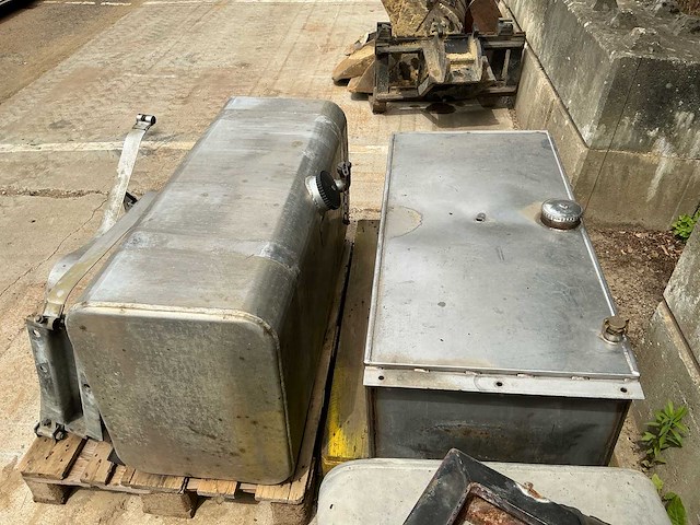 Partij 4 tanks – 3 aluminium watertanks en 1 stalen brandstoftank - afbeelding 6 van  14