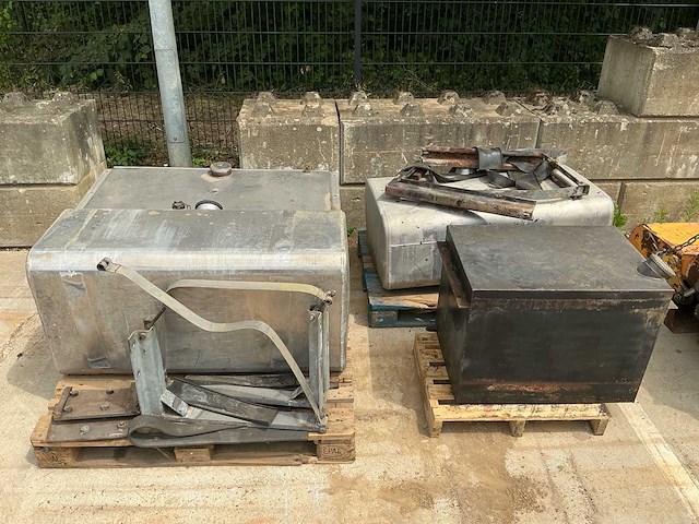 Partij 4 tanks – 3 aluminium watertanks en 1 stalen brandstoftank - afbeelding 1 van  14