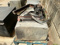 Partij 4 tanks – 3 aluminium watertanks en 1 stalen brandstoftank - afbeelding 12 van  14