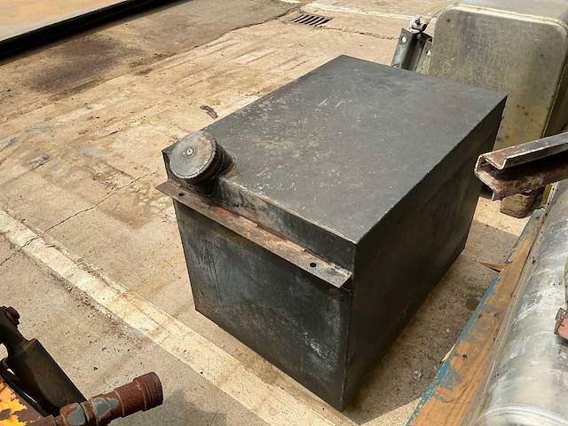Partij 4 tanks – 3 aluminium watertanks en 1 stalen brandstoftank - afbeelding 13 van  14