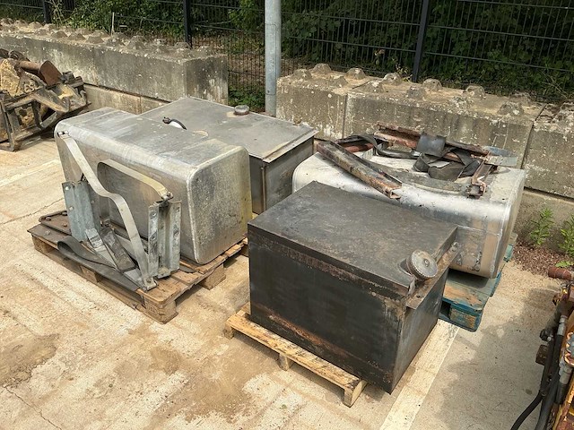 Partij 4 tanks – 3 aluminium watertanks en 1 stalen brandstoftank - afbeelding 2 van  14
