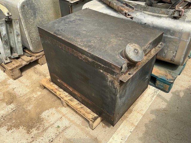 Partij 4 tanks – 3 aluminium watertanks en 1 stalen brandstoftank - afbeelding 3 van  14