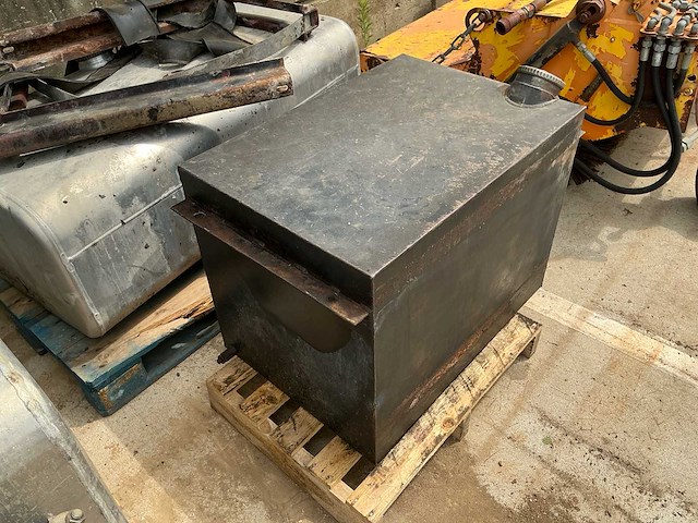 Partij 4 tanks – 3 aluminium watertanks en 1 stalen brandstoftank - afbeelding 4 van  14