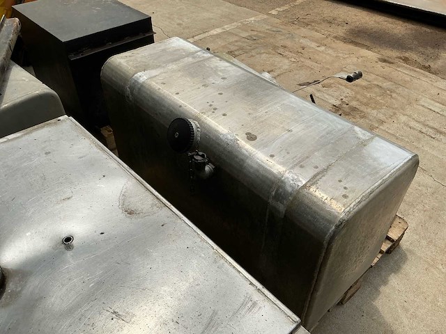 Partij 4 tanks – 3 aluminium watertanks en 1 stalen brandstoftank - afbeelding 7 van  14