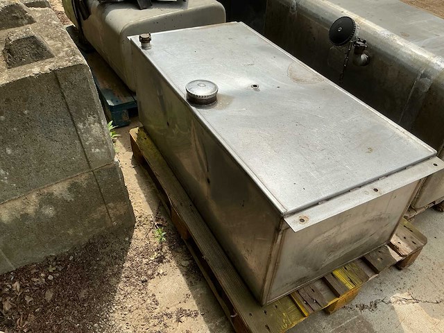 Partij 4 tanks – 3 aluminium watertanks en 1 stalen brandstoftank - afbeelding 9 van  14
