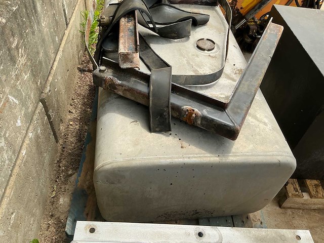 Partij 4 tanks – 3 rvs brandstof tanks en 1 stalen brandstoftank - afbeelding 3 van  14